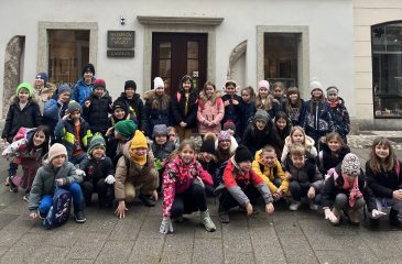 Drugošolci pred muzejom